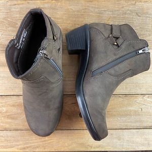 Easy Street vegan faux leather taupe heeled ankle booties, 7W